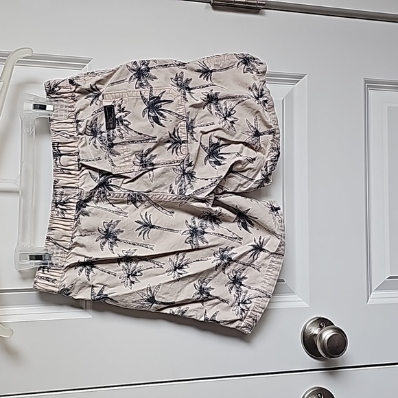 Zara Kids Palm Tree Khaki Shorts in Kids Size 9 EUC - Picture 2 of 5